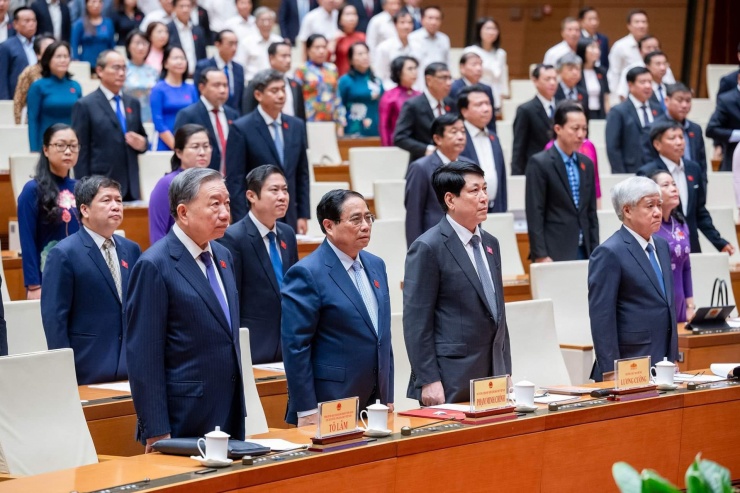 Lãnh đạo Đảng, Nhà nước và các đại biểu Quốc hội làm lễ chào cờ tại phiên khai mạc kỳ họp bất thường lần thứ 8 của Quốc hội.