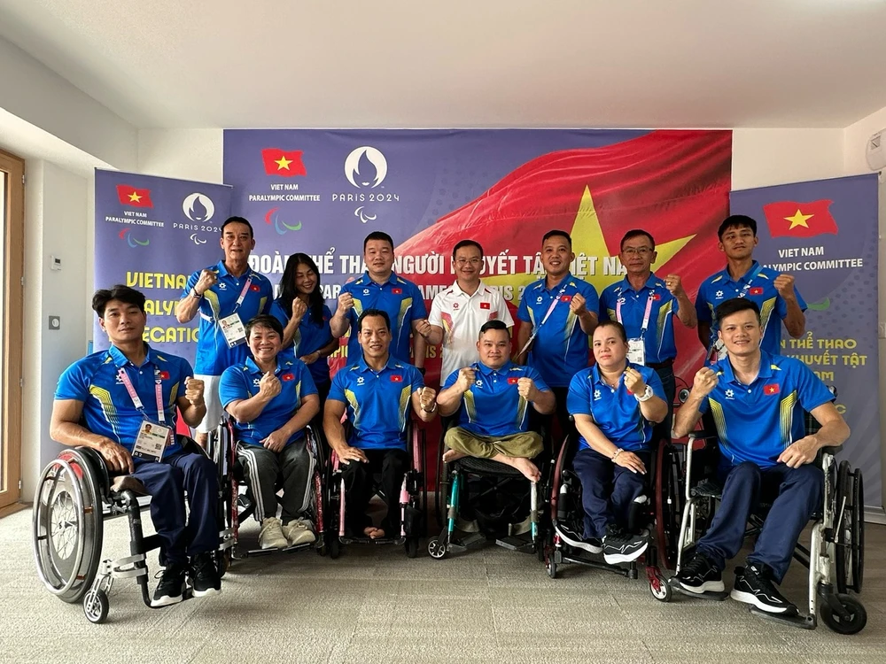 Ngôi sao võ thuật Thành Long rước đuốc lễ khai mạc Paralympic Paris - 2