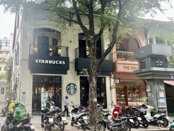 Cửa hàng Starbucks tại số 13 Hàn Thuyên từng được cho thuê với giá 21.000 USD một tháng. Ảnh: Phương Uyên