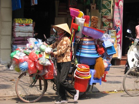 Chở hàng cồng kềnh bằng xe đạp có thể bị xử lý theo quy định của pháp luật. Ảnh minh họa: TL