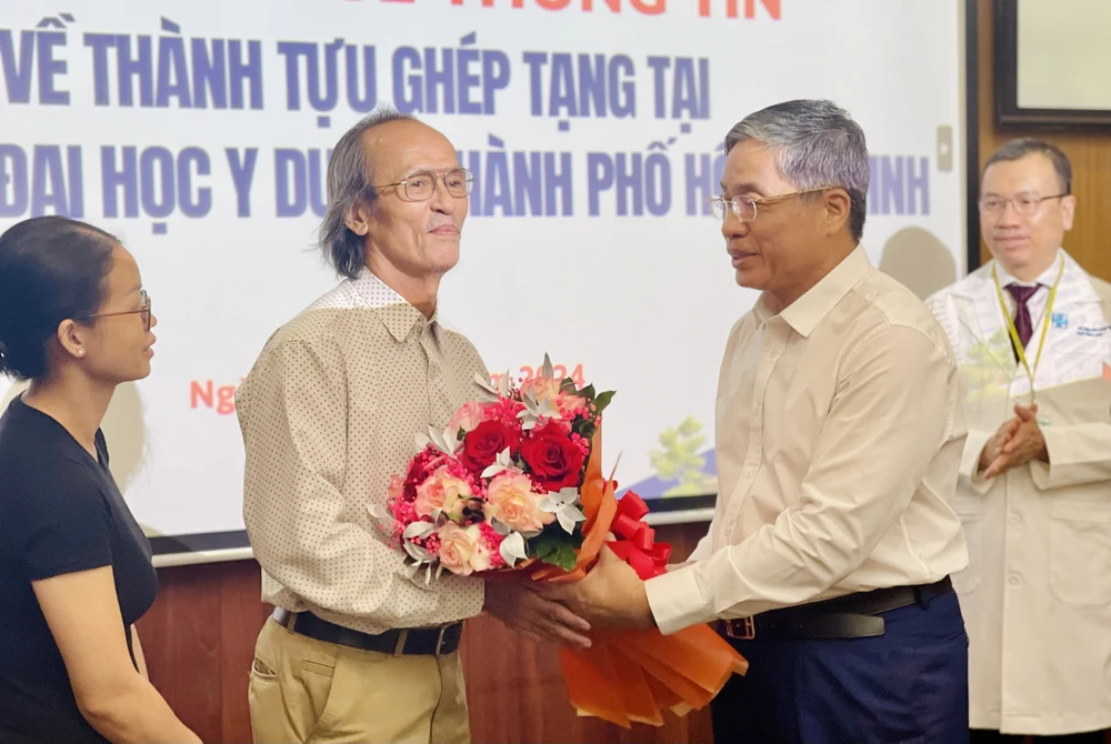 PGS.TS.BS Nguyễn Hoàng Bắc, Giám đốc Bệnh viện Đại học Y Dược, tặng hoa chúc mừng người nhà của ca ghép tim đầu tiên tại bệnh viện. Ảnh: BVCC