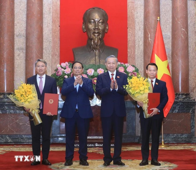 Tổng Bí thư, Chủ tịch nước Tô Lâm trao Quyết định bổ nhiệm, Thủ tướng Phạm Minh Chính tặng hoa chúc mừng Bộ trưởng Bộ Tài nguyên và Môi trường Đỗ Đức Duy (ngoài cùng bên phải), Bộ trưởng Bộ Tư pháp Nguyễn Hải Ninh. Ảnh: TTXVN