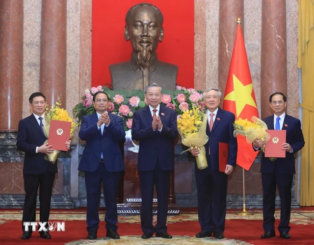 Tổng Bí thư, Chủ tịch nước Tô Lâm trao Quyết định bổ nhiệm, Thủ tướng Phạm Minh Chính tặng hoa chúc mừng các Phó Thủ tướng Nguyễn Hòa Bình, Bùi Thanh Sơn và Hồ Đức Phớc. Ảnh: TTXVN