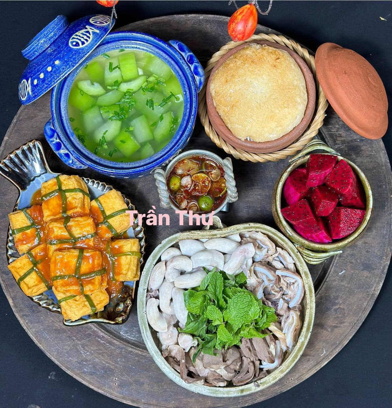 Đậu sốt cà chua - Tràng luộc - Canh bí xanh - Cơm thố - Thanh long