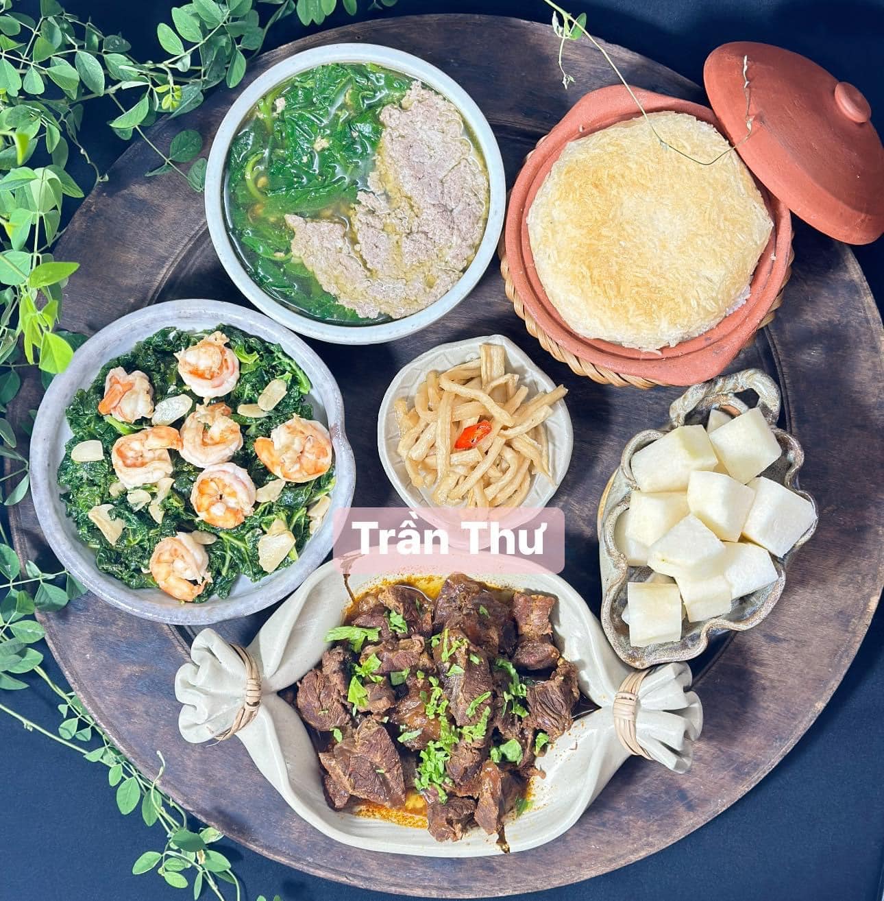 Bò kho - Tôm xào cải kale - Mồng tơi nấu cua - Cơm thố - Lê&nbsp;