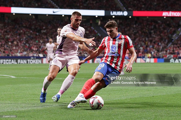 Atletico (áo đỏ trắng) chơi nỗ lực trước Girona