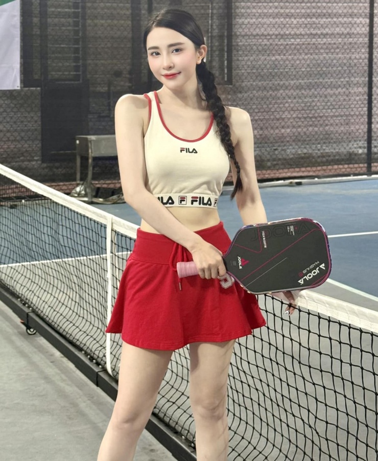 Diễn viên Quỳnh Nga bắt đầu chơi pickleball từ tháng 7. Trước đó, cô tập gym, pilates, nhảy... để giữ dáng.