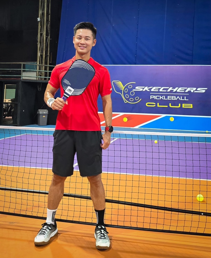 Ca sĩ Đức Tuấn mới nhập môn pickleball hôm 25/8. Trước đó, anh chơi nhiều môn thể thao như chạy bộ, bơi, đạp xe...