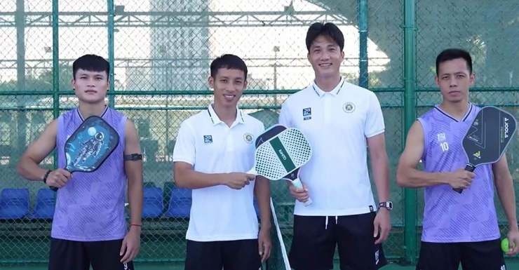 Giới cầu thủ Việt Nam cũng rất hào hứng với pickleball. Một số ngôi sao của CLB Hà Nội như Phạm Tuấn Hải, Đỗ Hùng Dũng, Nguyễn Văn Hoàng, Nguyễn Văn Quyết đã tập luyện môn này và thường xuyên thi đấu với nhau.