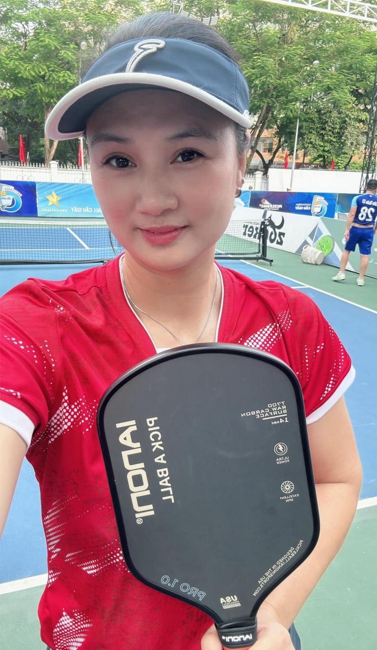 Cựu hoa khôi bóng chuyền Phạm Thị Kim Huệ cho biết mới chơi pickleball hơn hai tuần. Trước đó, golf là môn thể thao yêu thích của cô sau bóng chuyền.