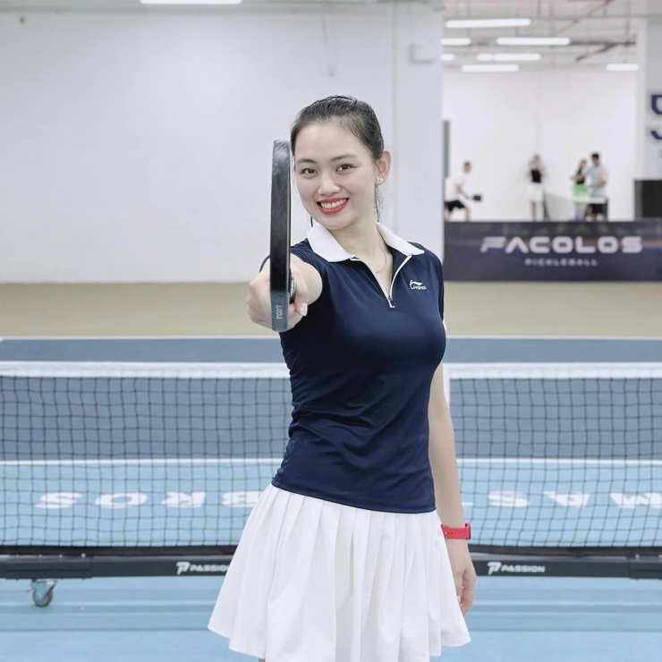 Hot girl bóng chuyền Thu Hoài mới nhập môn pickleball hôm 5/8. Đây là cách cô rèn luyện sức khỏe, thư giãn ngoài thời gian thi đấu bóng chuyền và dạy tiếng Anh.