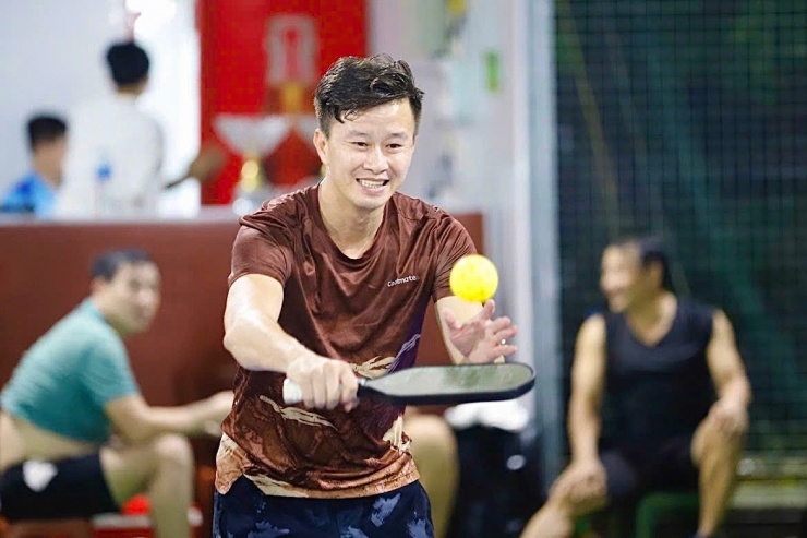 HLV tuyển thể dục dụng cụ Việt Nam Trương Minh Sang chơi pickleball từ tháng 7 với mục tiêu ép cân. Anh rủ cả bà xã Nguyễn Thu Hà - HLV tuyển thể dục nghệ thuật Việt Nam - và con trai tham gia tập luyện cùng.