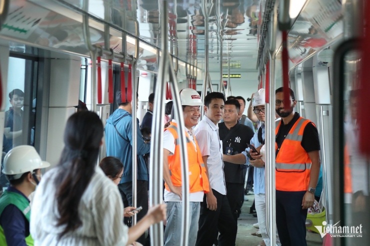 Dịp nghỉ lễ Quốc khánh 2/9, 2 tuyến Metro ở Hà Nội sẽ mở bến từ 5h30, đóng bến lúc 22h. Ảnh: N. Huyền 