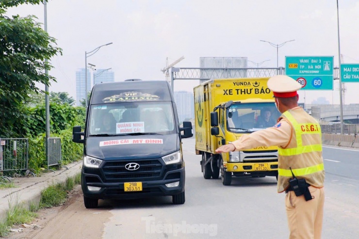 CSGT dùng flycam 'soi' xe vi phạm trên đường Vành đai 3 trên cao, tài xế ngỡ ngàng ký biên bản phạt - 3