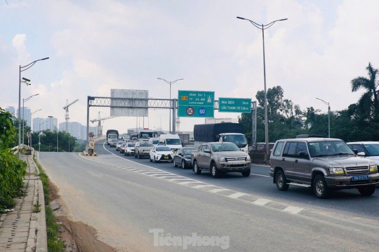 CSGT dùng flycam 'soi' xe vi phạm trên đường Vành đai 3 trên cao, tài xế ngỡ ngàng ký biên bản phạt - 1