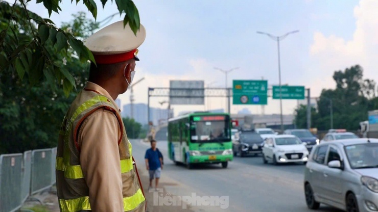 CSGT dùng flycam 'soi' xe vi phạm trên đường Vành đai 3 trên cao, tài xế ngỡ ngàng ký biên bản phạt - 2