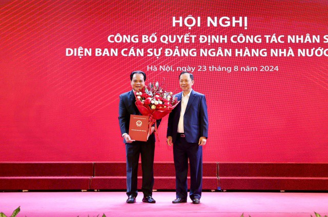 Ông Đào Minh Tú - Phó Thống đốc Thường trực Ngân hàng Nhà nước, trao Quyết định bổ nhiệm và tặng hoa chúc mừng ông Vương Hồng Lĩnh