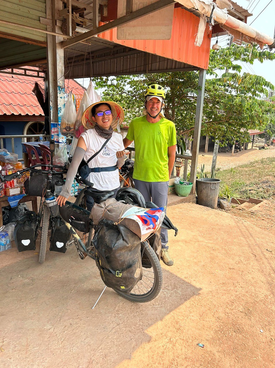 Chàng trai Quảng Trị đạp xe qua 4 nước, ngủ nhờ trong chùa, uống nước ‘cầm hơi’ - 10