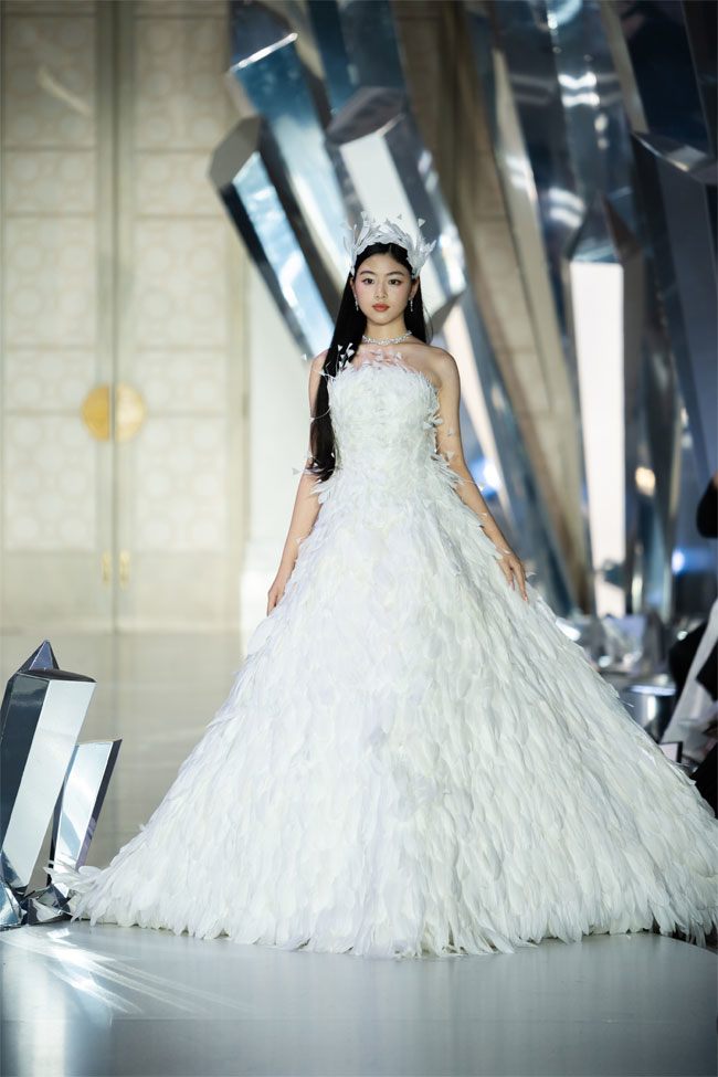 Con gái Quyền Linh lần đầu catwalk ở show Chung Thanh Phong - 8