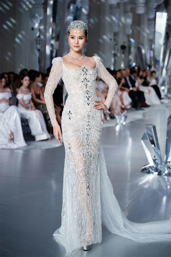 Con gái Quyền Linh lần đầu catwalk ở show Chung Thanh Phong - 5