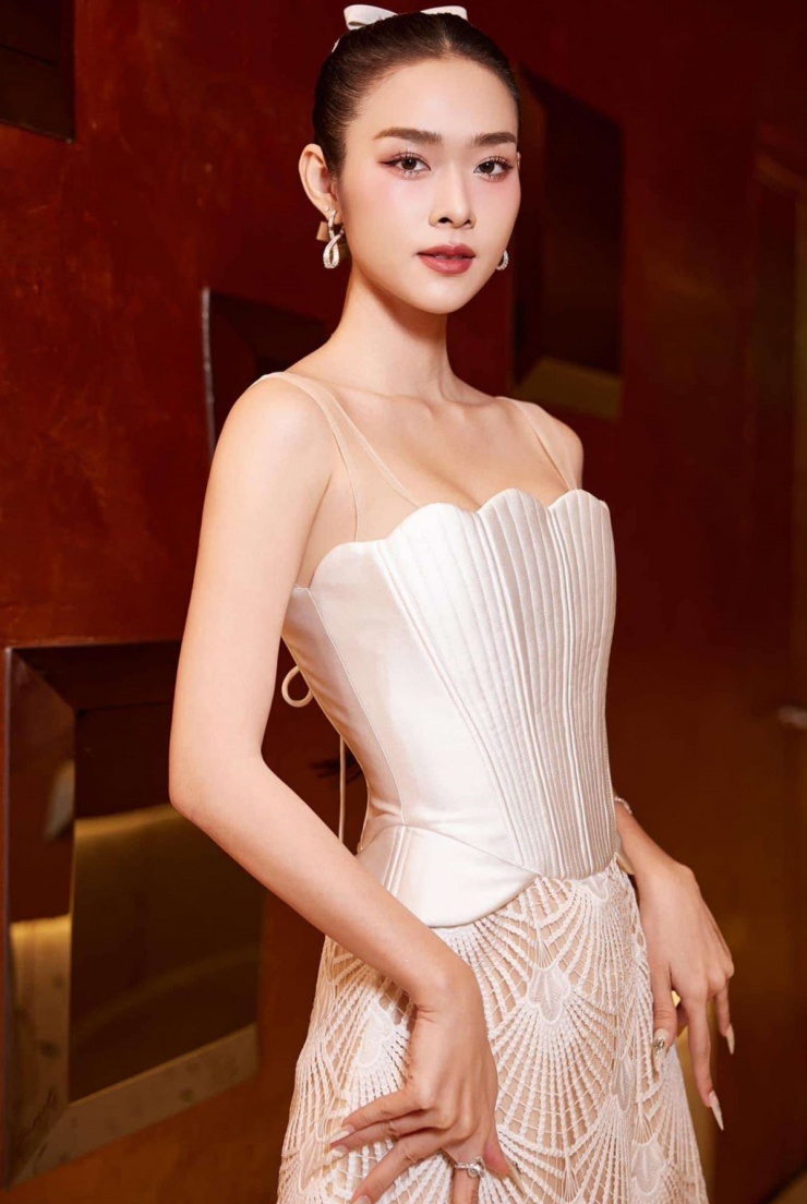 Phom dáng corset được Hà Thanh Việt xử lý trông hiện đại, giúp tôn đường cong cơ thể Diệp Bảo Ngọc. Chất liệu ren lạ mắt ở đuôi váy tạo tổng thể sang trọng.