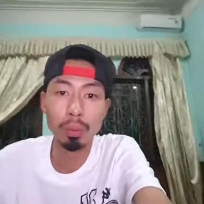 Sau này, trong một vài lần livestream, Đen Vâu cũng để lộ không gian căn phòng riêng. Dù đã thành rapper nổi tiếng hàng đầu, anh chàng vẫn giữ lối sống đơn giản. Căn nhà có được lắp thêm rèm cửa và điều hoà nhưng còn nguyên màu sơn xanh như ngày xưa, chứng tỏ không thay đổi quá nhiều.