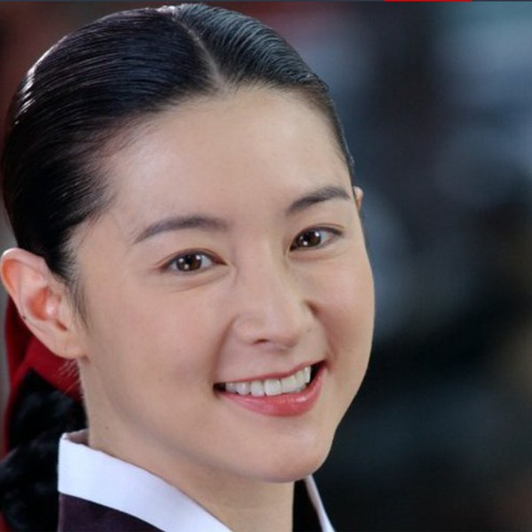 Lee Young Ae từ những năm 2000 nổi lên như diều gặp gió sau khi thủ vai chính trong bộ phim "Nàng Dae Jang Geum". Thuở còn thiếu nữ, nữ diễn viên được yêu thích bởi vẻ ngoài ngọt ngào, hiền hậu. Hiện tại, dù bước qua tuổi ngũ tuần nhưng nhan sắc xinh đẹp của Lee Young Ae vẫn không có nhiều thay đổi, nhờ có bí quyết chăm sóc da mặt.