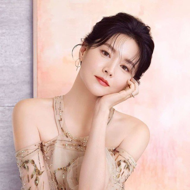 Bên cạnh bí quyết chăm sóc da mặt như trên, thói quen uống nước ấm cũng là bí quyết mà Lee Young Ae dùng để khắc phục tình trạng da khô, dễ bong tróc.