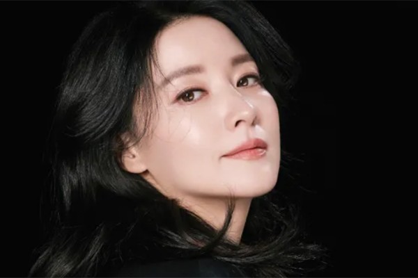 Lee Young Ae cho biết cô luôn uống một cốc nước ấm vào mỗi buổi sáng thức dậy để thanh lọc cơ thể, cũng như cải thiện tính đàn hồi da.