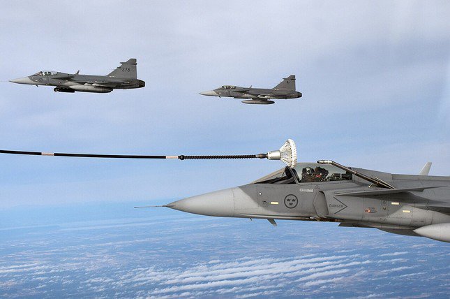 Phi đội Gripen của Không quân Thụy Điển đang tiếp nhiên liệu trên không. Ảnh: Wikipedia.