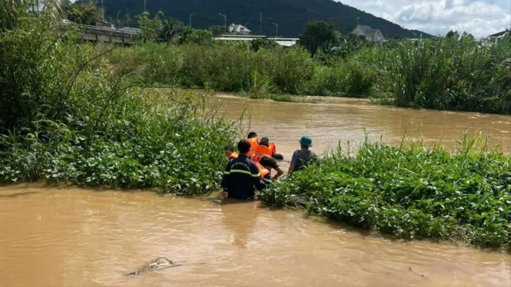 Người đàn ông được cứu sống dưới dòng nước chảy xiết