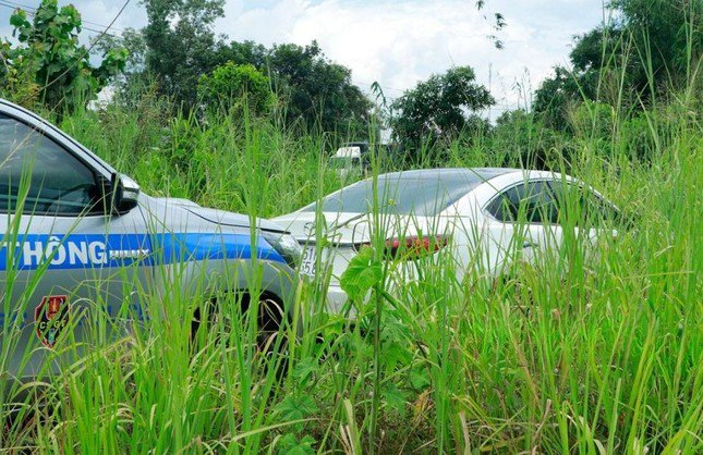 Ô tô lao vào bãi cỏ bên đường sau khi bỏ chạy hơn 20km