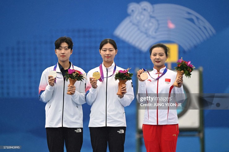 Lim Si Hyeon (giữa) giành HCV ở Olympic