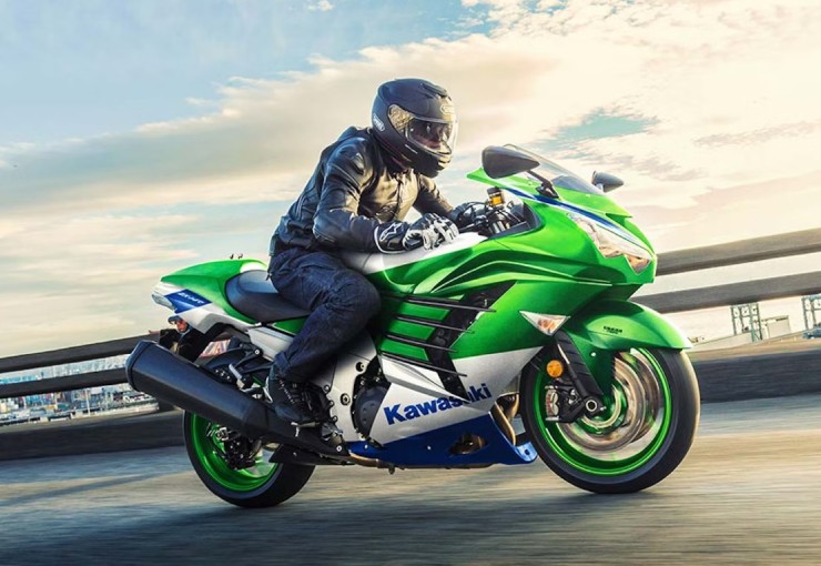 8. 2024 Kawasaki Ninja ZX-14R có giá niêm yết 17.249 USD (428,3 triệu đồng), được đánh giá là đối thủ của thần gió Suzuki Hayabusa. Xe trang bị động cơ 4 xi lanh thẳng hàng, dung tích 1.441cc, cho công suất tối đa 197,2 mã lực.