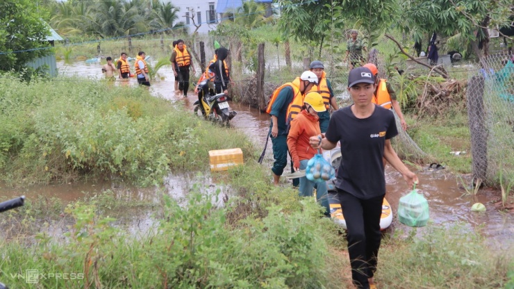 Hàng chục hecta thanh long ngập trong nước lũ - 11