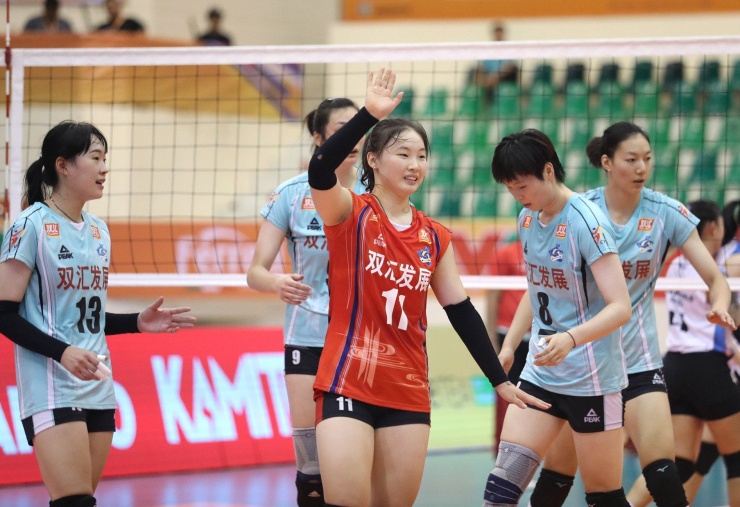 CLB Henan (Trung Quốc) có 2 ứng viên Hoa khôi VTV Cup 2024 là Qin Yaowei (11, Libero) và Cai Xiaoqing (13, chủ công).