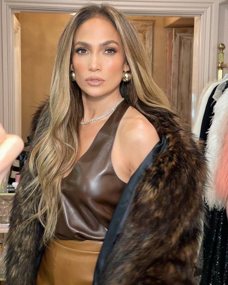 Tóc không mái, tỉa lớp và uốn sóng nhẹ phần đuôi giống kiểu của Jennifer Lopez được Vogue xếp vào nhóm tóc đẹp. Tạp chí nhận xét phong cách này trông sang, phù hợp mọi gương mặt, dễ tạo kiểu. Ảnh: Instagram Jennifer Lopez