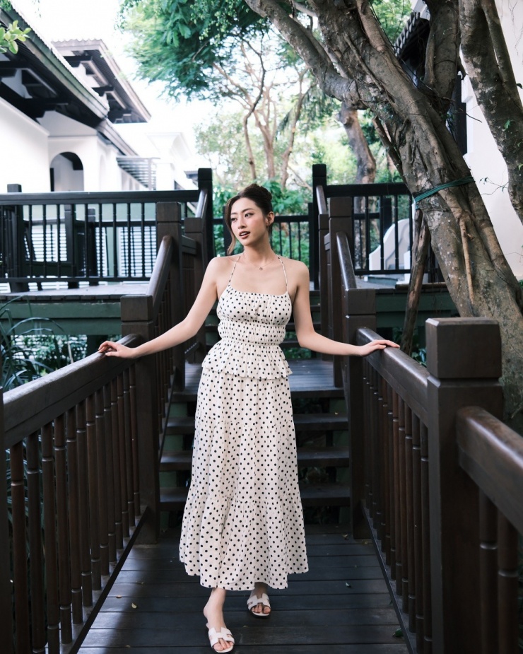 Lương Thùy Linh khoe dáng trong resort với váy hai dây maxi. Trang phục của một local brand, giá bán 898 nghìn đồng, theo xu hướng chấm bi đang thịnh hành.