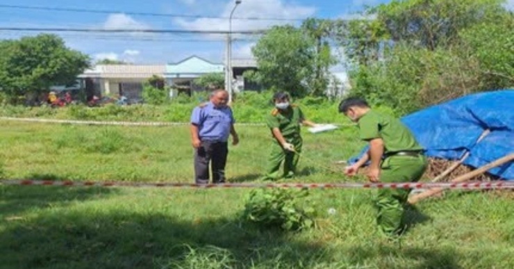 Cơ quan chức năng tỉnh Long An khám nghiệm hiện trường vụ án mạng. Ảnh: MĐ.