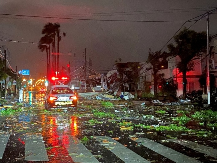 Cảnh tượng đổ nát do cơn bão Shanshan gây ra ở thành phố Miyazaki, Nhật Bản. Ảnh: Reuters