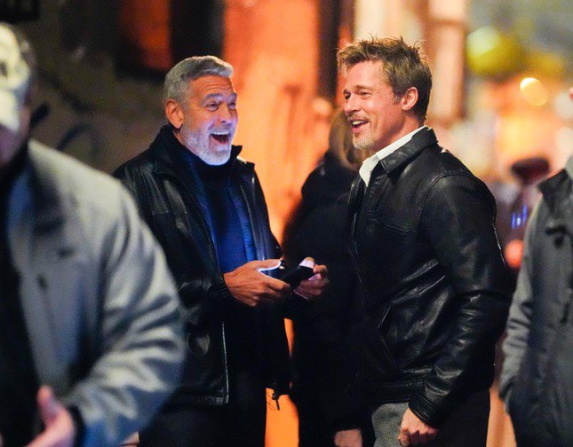 Brad Pitt dự thảm đỏ Venice vào ngày 1/9 cùng George Clooney. Ảnh: GC.