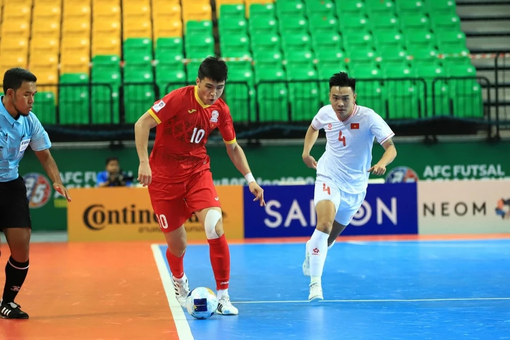 Kyrgyzstan (đỏ) trong trận bán kết Play off Asian Cup 2024 đánh bại tuyển Việt Nam. Ảnh: CTP