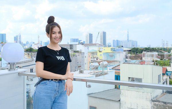 Trên sân thượng nhà Kha Ly có view đẹp, khi ngắm được nhiều địa điểm đẹp của thành phố.