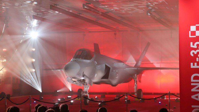 Tập đoàn Lockheed Martin (Mỹ) đã bàn giao chiếc máy bay chiến đấu tàng hình F-35 đầu tiên cho Ba Lan. Ảnh: Breaking Defense