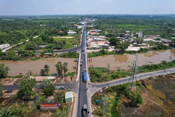 Kênh Thầy Cai - khu vực giáp ranh TP HCM và Long An, nơi tuyến Vành đai 4 TP HCM đi qua. Ảnh: HOÀNG TRIỀU