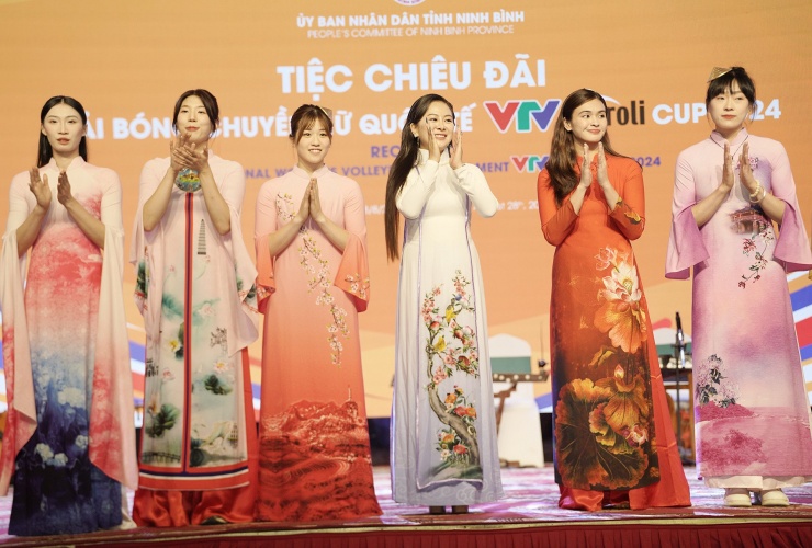 [Image: 1724980871-bong-cjhuyen-vtv-cup-ao-dai-3...ht1286.jpg]