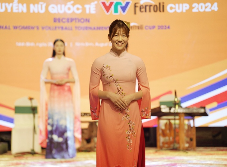 [Image: 1724980873-bong-cjhuyen-vtv-cup-ao-dai-7...ht1396.jpg]