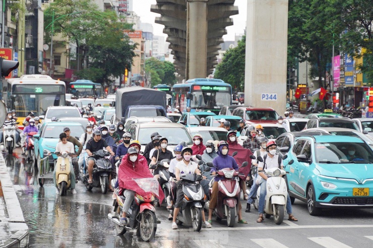 Giao thông Hà Nội ùn tắc từ sáng tới trưa trong ngày làm việc cuối trước nghỉ lễ 2/9 - 1