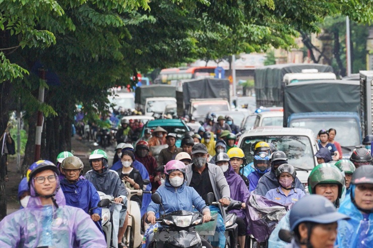 Giao thông Hà Nội ùn tắc từ sáng tới trưa trong ngày làm việc cuối trước nghỉ lễ 2/9 - 9