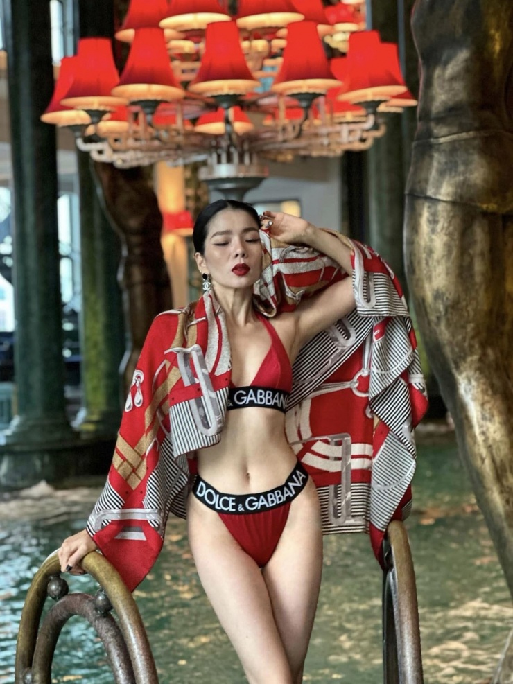 Nghỉ dưỡng tại Sa Pa tháng 9/2023, Lệ Quyên phô diễn thân hình săn chắc qua bộ bikini Dolce & Gabbana 595 USD (gần 15 triệu đồng).